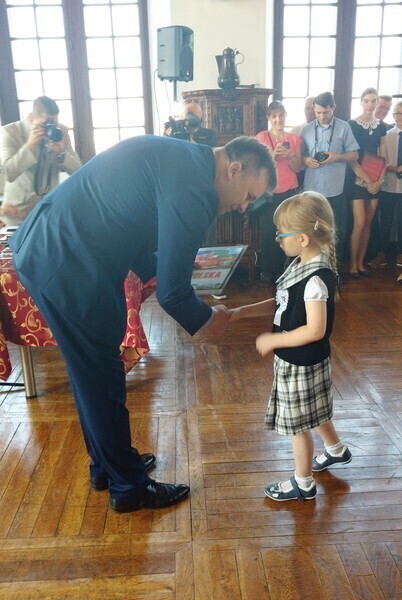 Zdjęcie 9: Najlepsi piotrkowscy uczniowie i absolwenci wyróżnieni