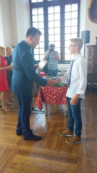 Zdjęcie 12: Najlepsi piotrkowscy uczniowie i absolwenci wyróżnieni