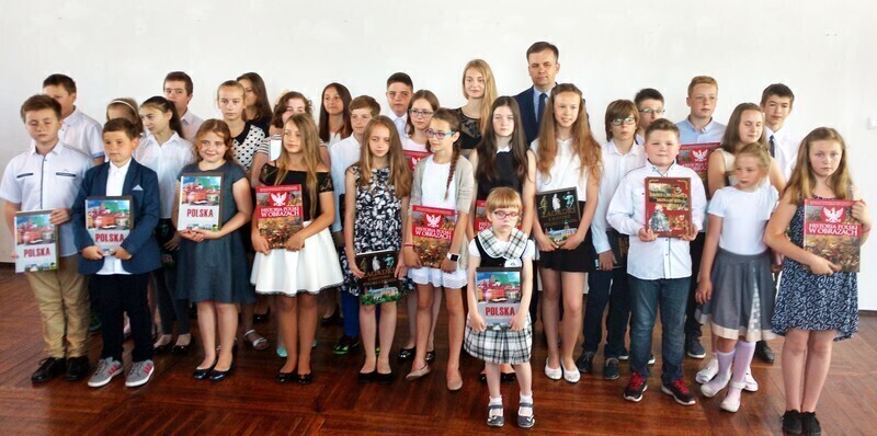 Zdjęcie 13: Najlepsi piotrkowscy uczniowie i absolwenci wyróżnieni