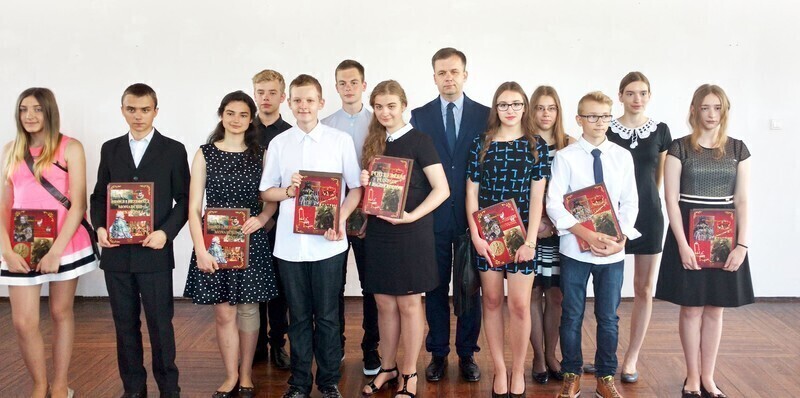 Zdjęcie 14: Najlepsi piotrkowscy uczniowie i absolwenci wyróżnieni