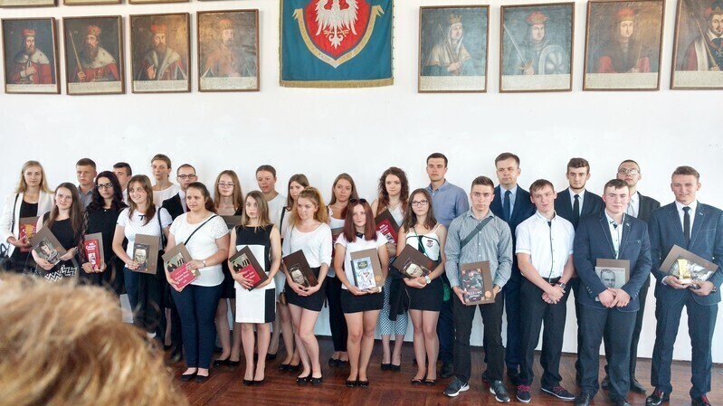 Zdjęcie 15: Najlepsi piotrkowscy uczniowie i absolwenci wyróżnieni