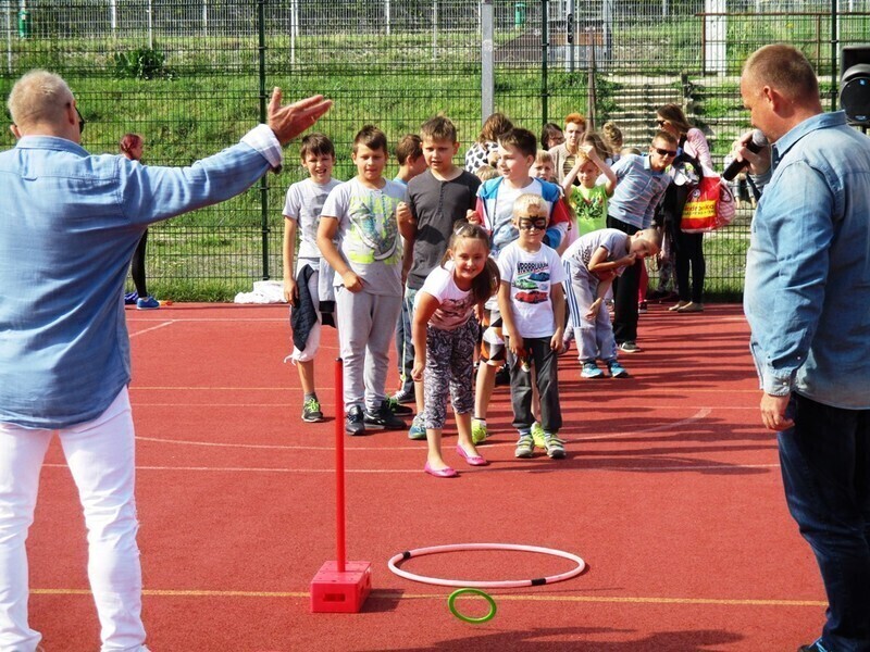 Zdjęcie 2: Zabawa na orliku. Pierwszy wakacyjny festyn już za nami 