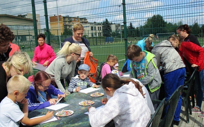 Zdjęcie 4: Zabawa na orliku. Pierwszy wakacyjny festyn już za nami 