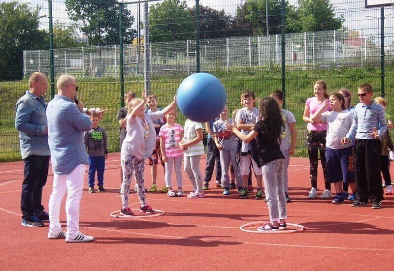 Zdjęcie 5: Zabawa na orliku. Pierwszy wakacyjny festyn już za nami 