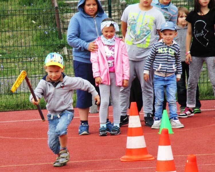 Zdjęcie 8: Zabawa na orliku. Pierwszy wakacyjny festyn już za nami 