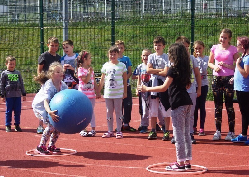 Zdjęcie 17: Zabawa na orliku. Pierwszy wakacyjny festyn już za nami 