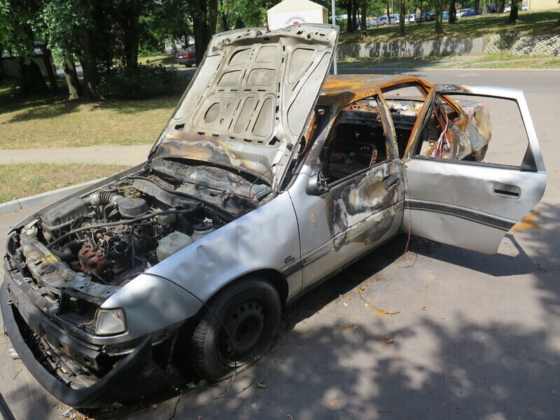 Wrak na Norwida jak stał tak stoi