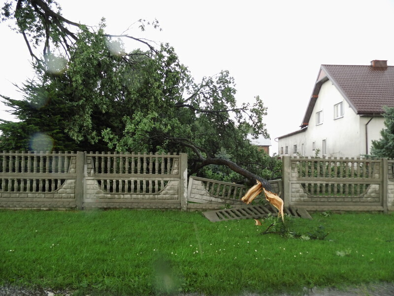Zdjęcie 2: Nawałnica znowu  zrywała dachy 