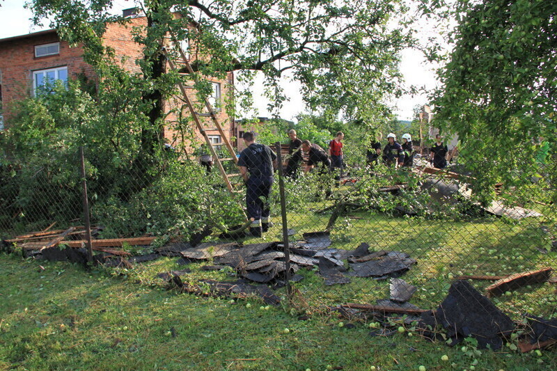 Zdjęcie 9: Najbardziej ucierpiał zabytkowy park i blok przy Dworcowej