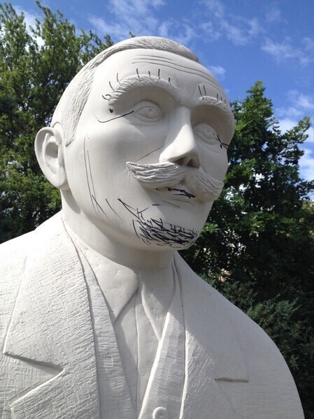 Ktoś zniszczył pomnik Witosa