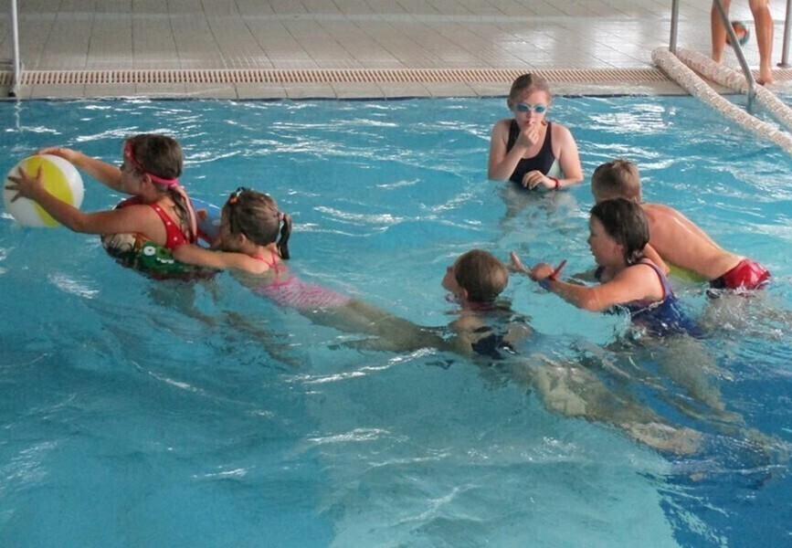 Zabawy w wodzie na piotrkowskiej pływalni