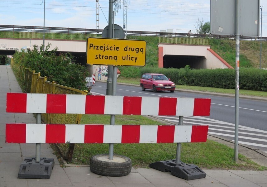 Zdjęcie 1: Uwaga kierowcy i piesi! Robotnicy uszczelniają wiadukt 