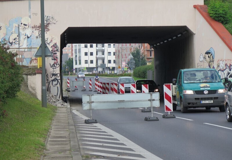 Zdjęcie 2: Uwaga kierowcy i piesi! Robotnicy uszczelniają wiadukt 