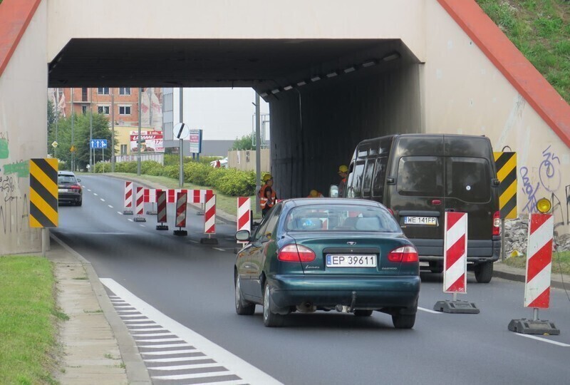 Zdjęcie 3: Uwaga kierowcy i piesi! Robotnicy uszczelniają wiadukt 