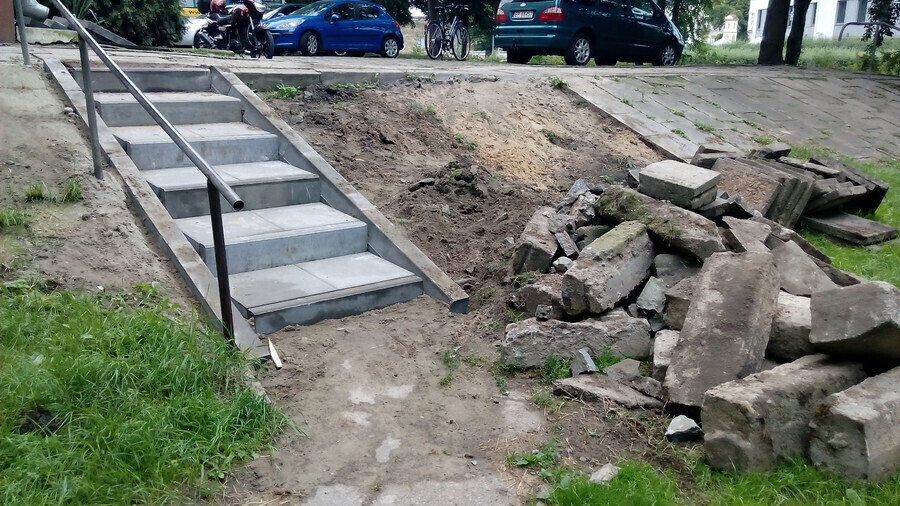 Zdjęcie 1: Remontują schody – wreszcie