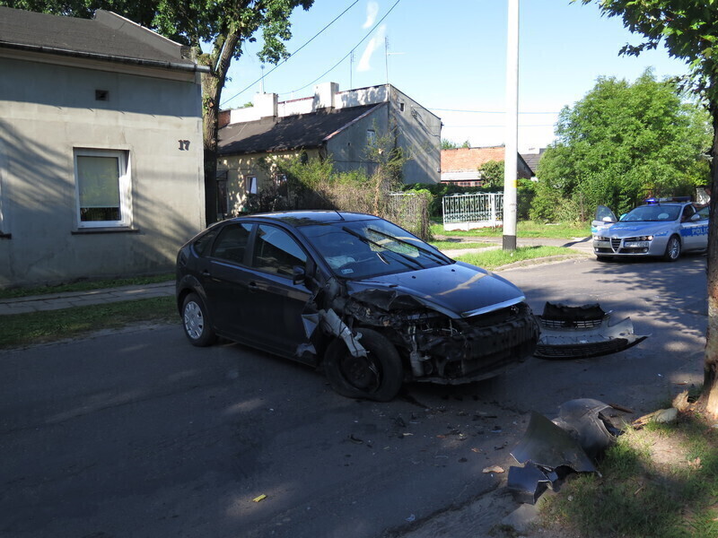 Nie chciał potrącić psa uderzył w drzewo