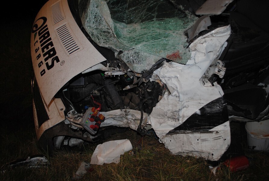 Czołowe zderzenie mercedesa i citroena