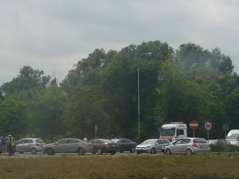 Zdjęcie 2: Stłuczka na rondzie Sulejowskim