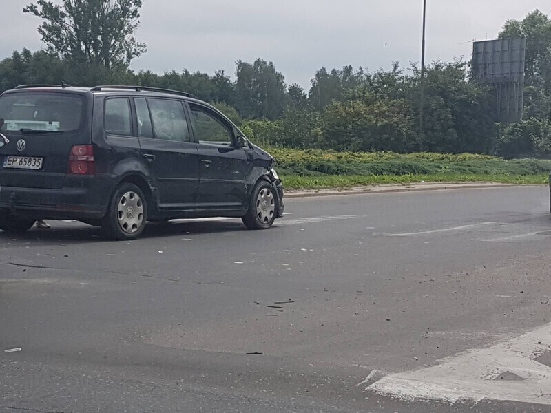 Zdjęcie 4: Stłuczka na rondzie Sulejowskim