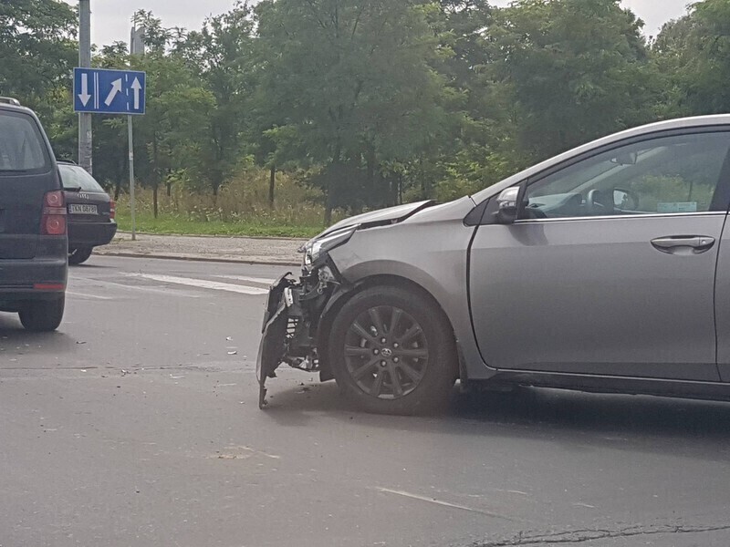 Zdjęcie 5: Stłuczka na rondzie Sulejowskim