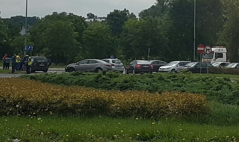 Zdjęcie 10: Stłuczka na rondzie Sulejowskim