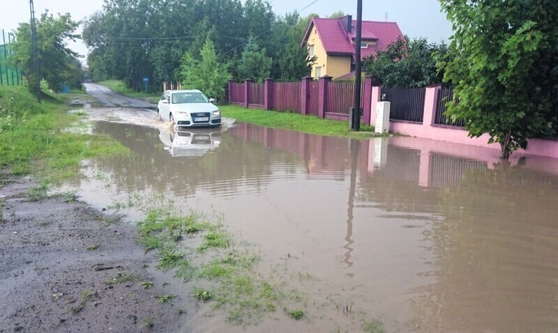 Zdjęcie 2: Posesje przy Ceramicznej wciąż zalewa 