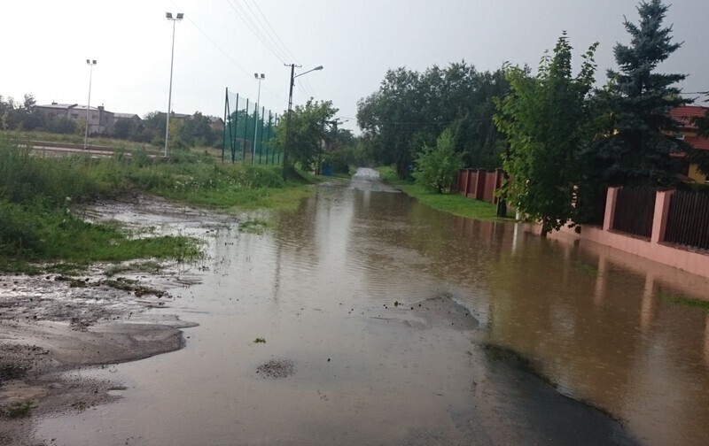 Zdjęcie 3: Posesje przy Ceramicznej wciąż zalewa 