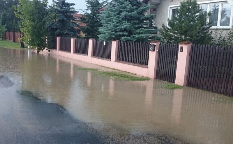Zdjęcie 4: Posesje przy Ceramicznej wciąż zalewa 