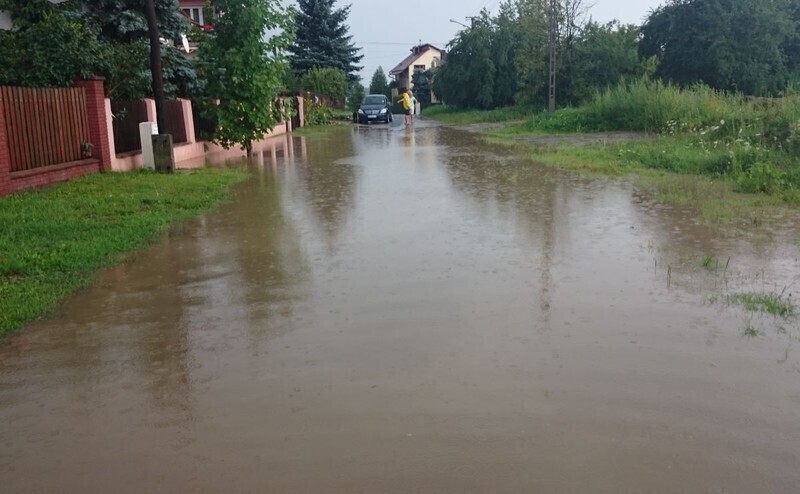 Zdjęcie 5: Posesje przy Ceramicznej wciąż zalewa 