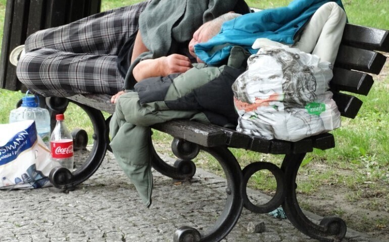 Zdjęcie 1: Mistrzyni na dnie. Koleżanki z drużyny chcą jej pomóc