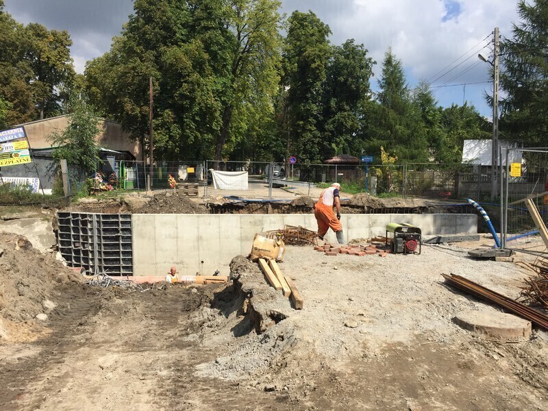 Zdjęcie 2: Na Cmentarnej praca wre