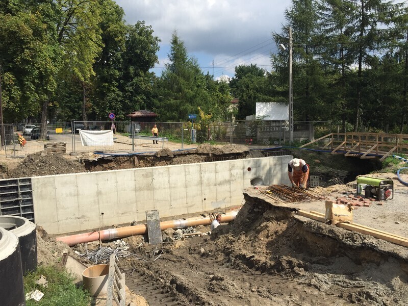 Zdjęcie 4: Na Cmentarnej praca wre