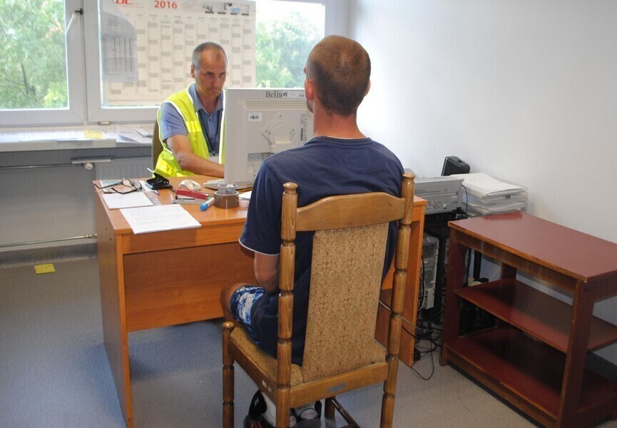 Wyniósł z piwnicy 55-calowy telewizor