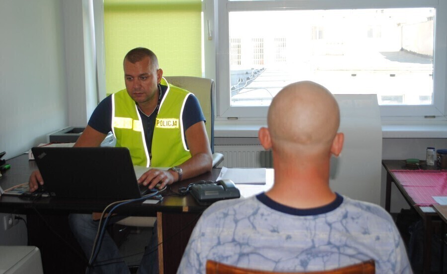 Wszedł przez okno i został do rana