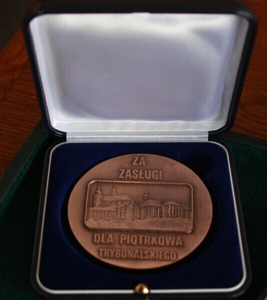 Medal za Zasługi dla Miasta Piotrkowa przyznawany bezprawnie