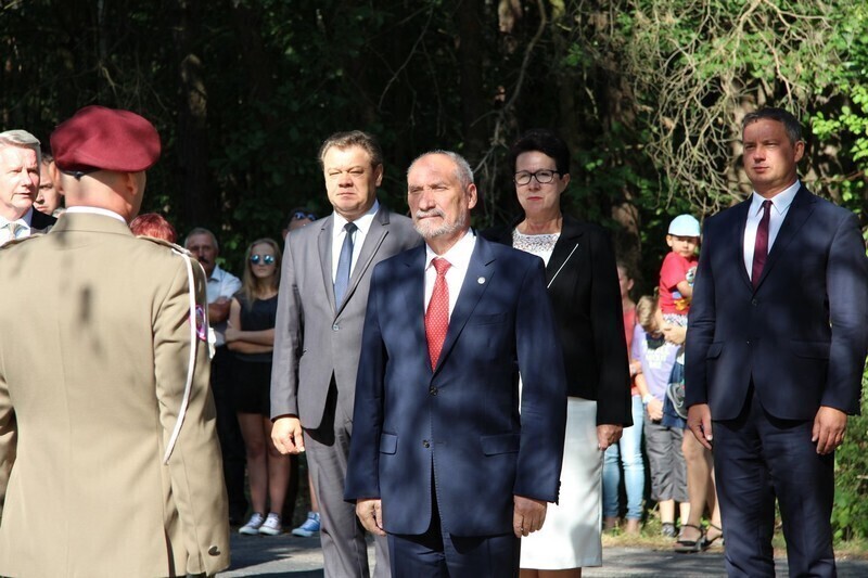 Zdjęcie 15: Minister Macierewicz na Górach Borowskich w gm. Wola Krzysztoporska 