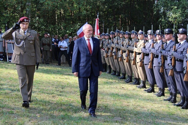 Zdjęcie 16: Minister Macierewicz na Górach Borowskich w gm. Wola Krzysztoporska 