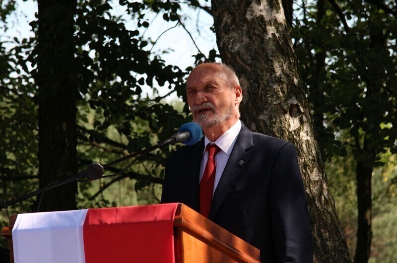 Zdjęcie 23: Minister Macierewicz na Górach Borowskich w gm. Wola Krzysztoporska 