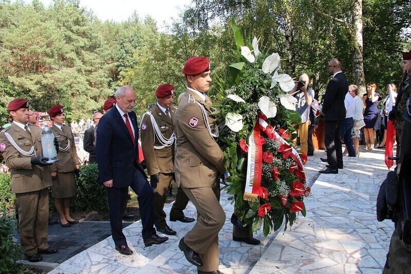Zdjęcie 28: Minister Macierewicz na Górach Borowskich w gm. Wola Krzysztoporska 