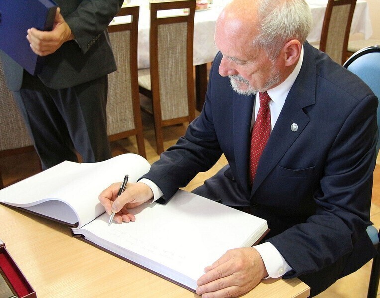 Zdjęcie 47: Minister Macierewicz na Górach Borowskich w gm. Wola Krzysztoporska 