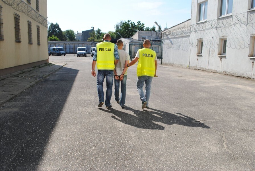 Włamali się do siedziby firmy ubezpieczeniowej potem ukryli się na strychu