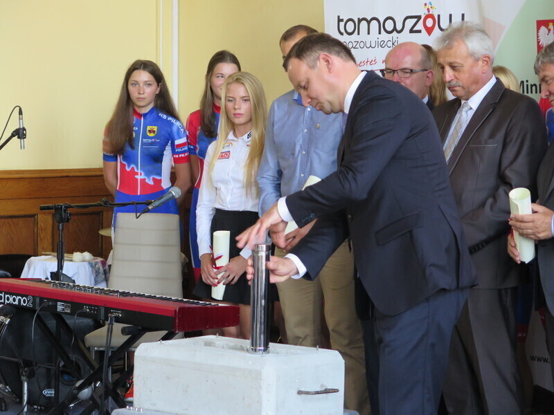 Prezydent RP wmurował kamień węgielny pod budowę tomaszowskiej hali lodowej