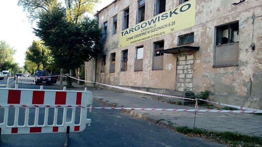 Zdjęcie 1: Osunęła się ściana w byłym Metalplaście. Na terenie nieruchomości przebywał bezdomny! 