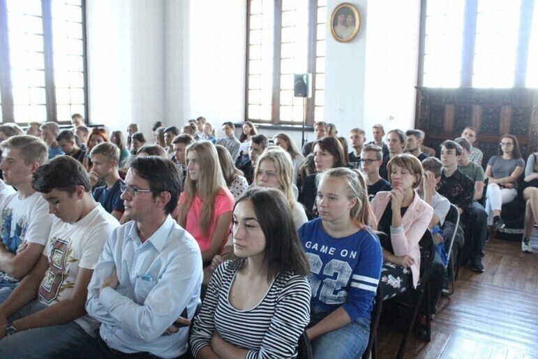 Zdjęcie 1: Młodzież i kombatanci wysłuchali wykładu 