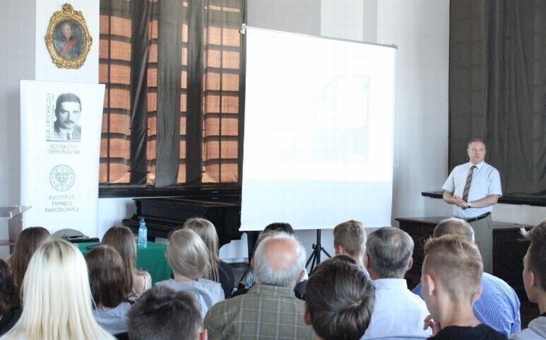 Zdjęcie 3: Młodzież i kombatanci wysłuchali wykładu 