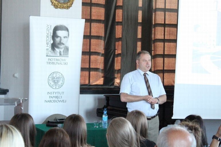 Zdjęcie 4: Młodzież i kombatanci wysłuchali wykładu 