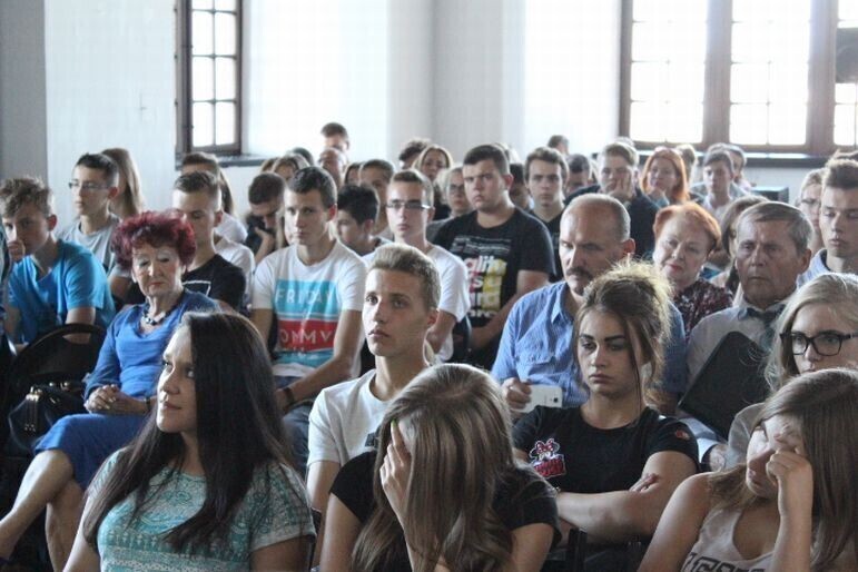 Zdjęcie 5: Młodzież i kombatanci wysłuchali wykładu 