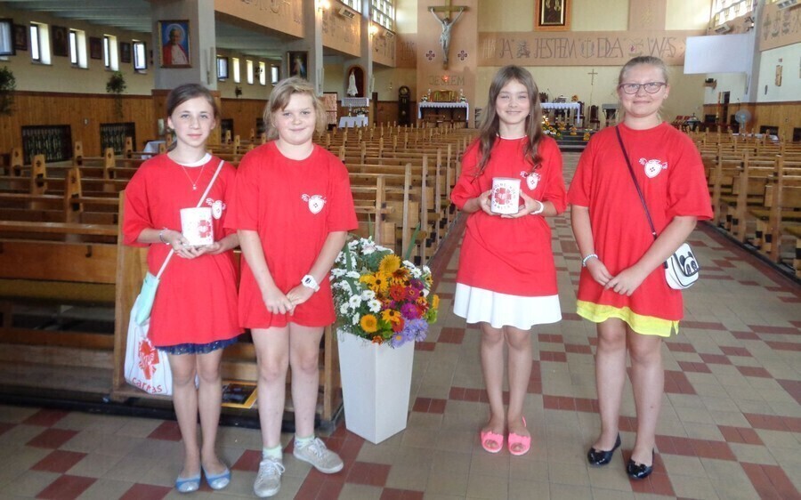 Zdjęcie 1: Tornister pełen uśmiechów dzięki uczennicom szkoły w Babach