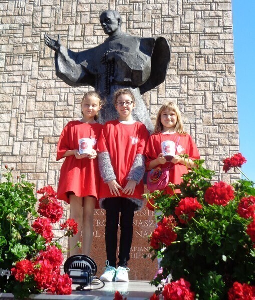 Zdjęcie 3: Tornister pełen uśmiechów dzięki uczennicom szkoły w Babach