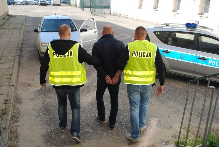 Z całej siły uderzył prętem w głowę